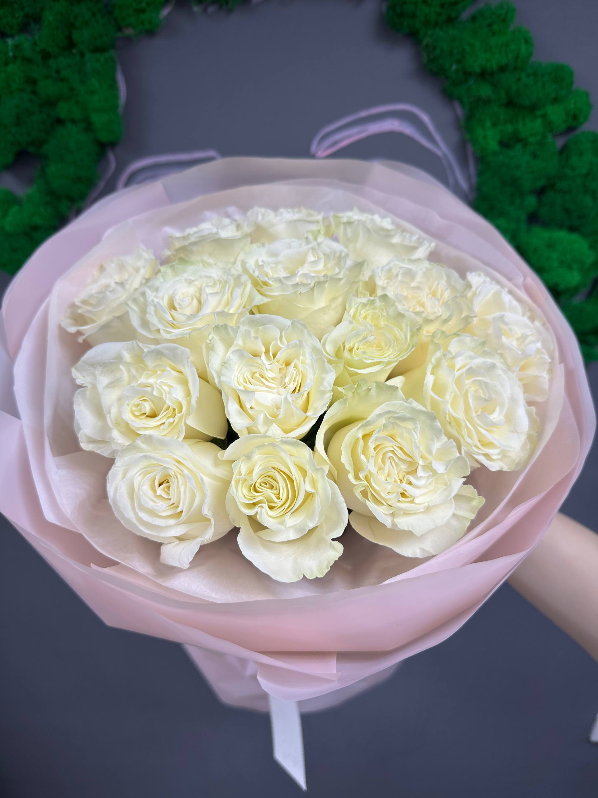 15 белых роз