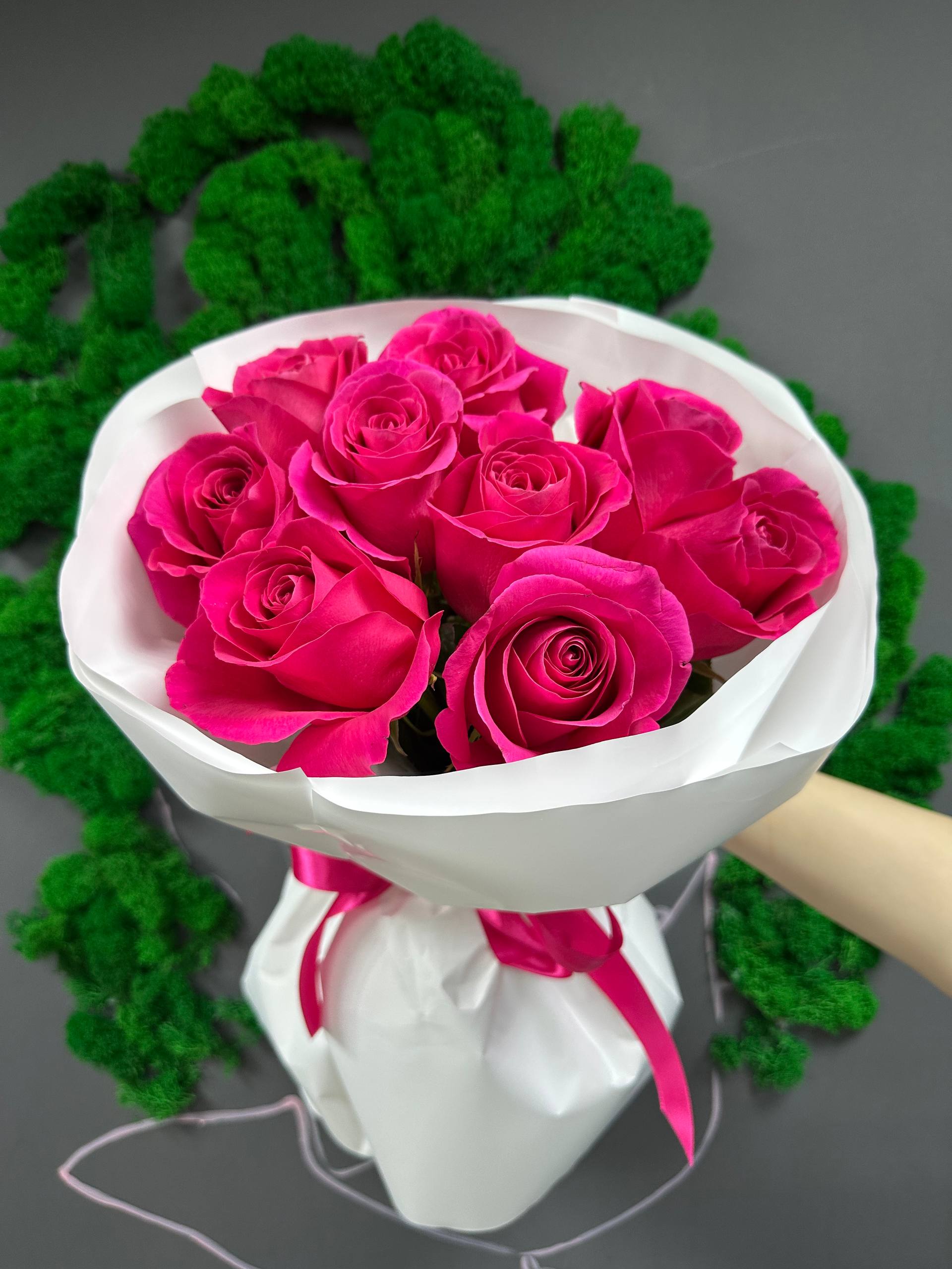 9 розовых роз