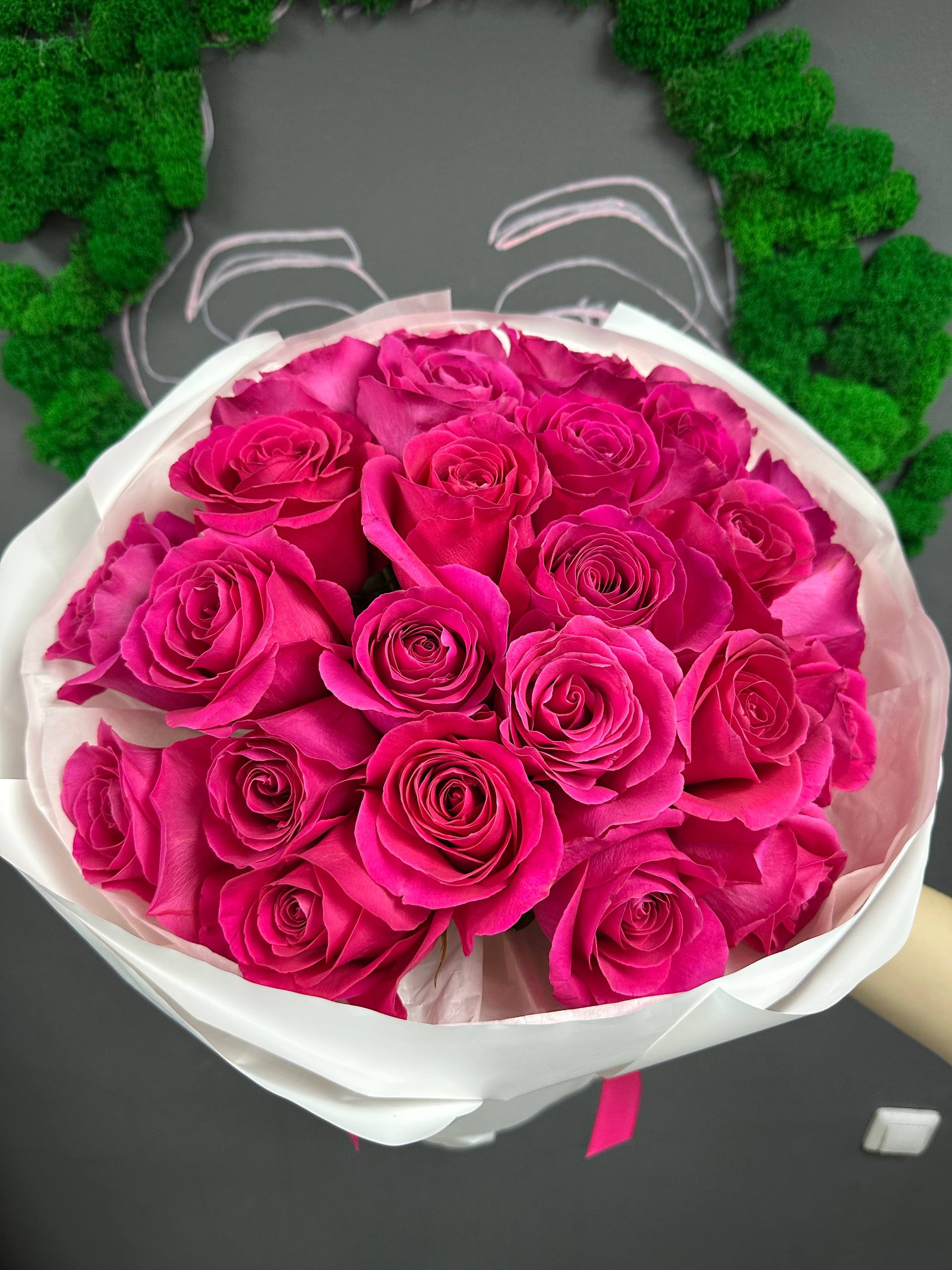 25 розовых роз