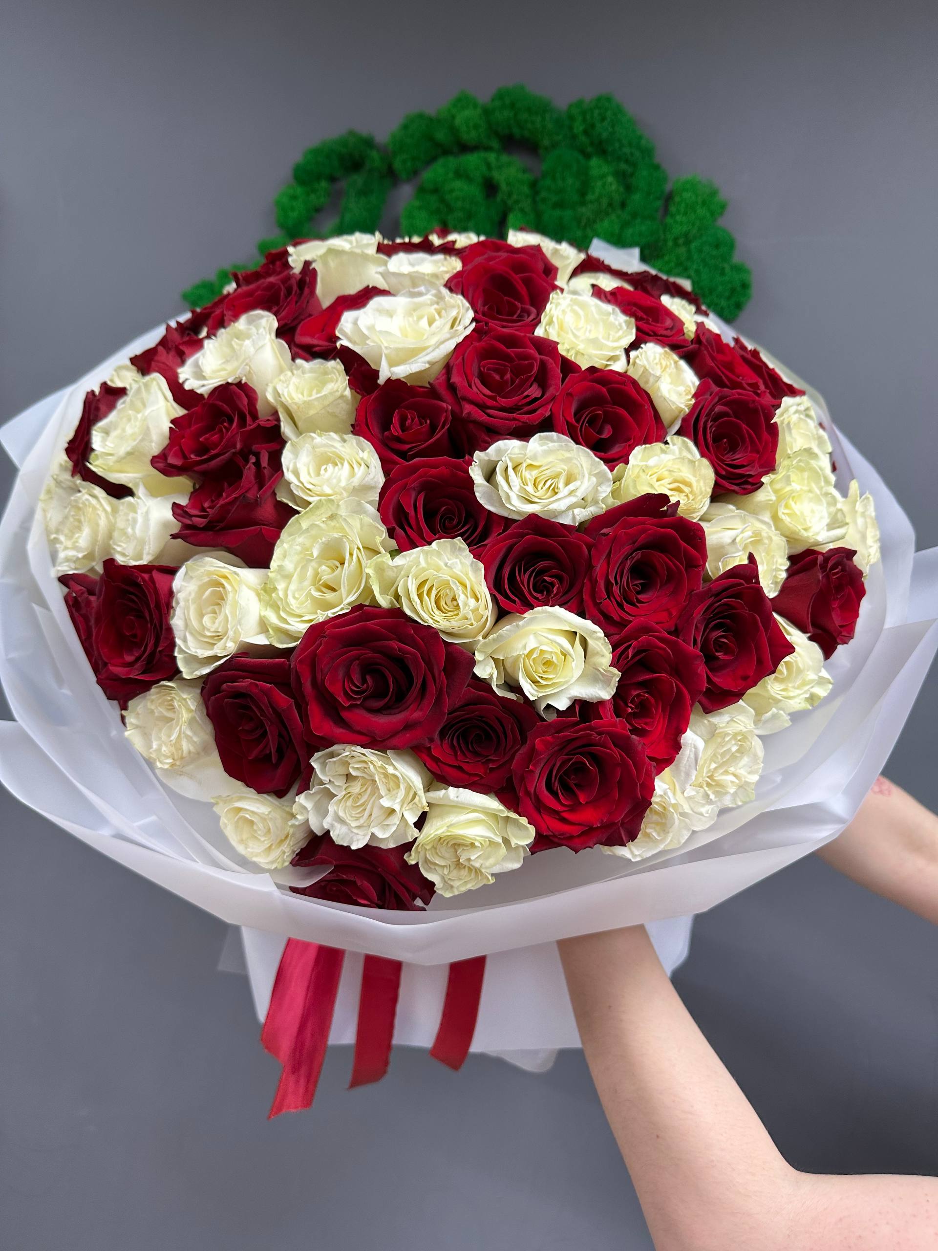101 микс из белой и красной розы