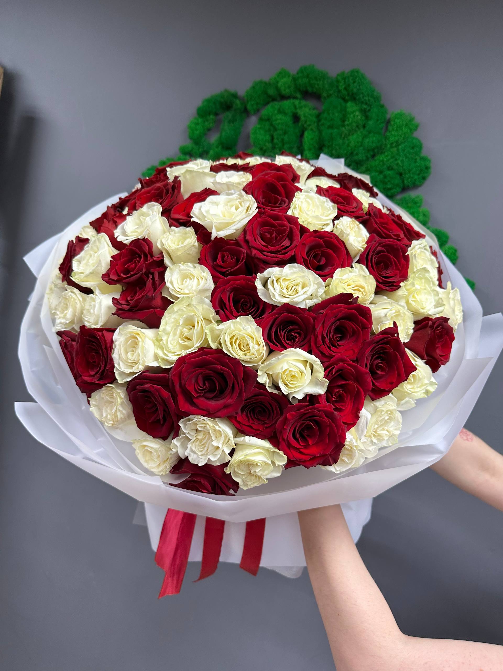 101 микс из белой и красной розы