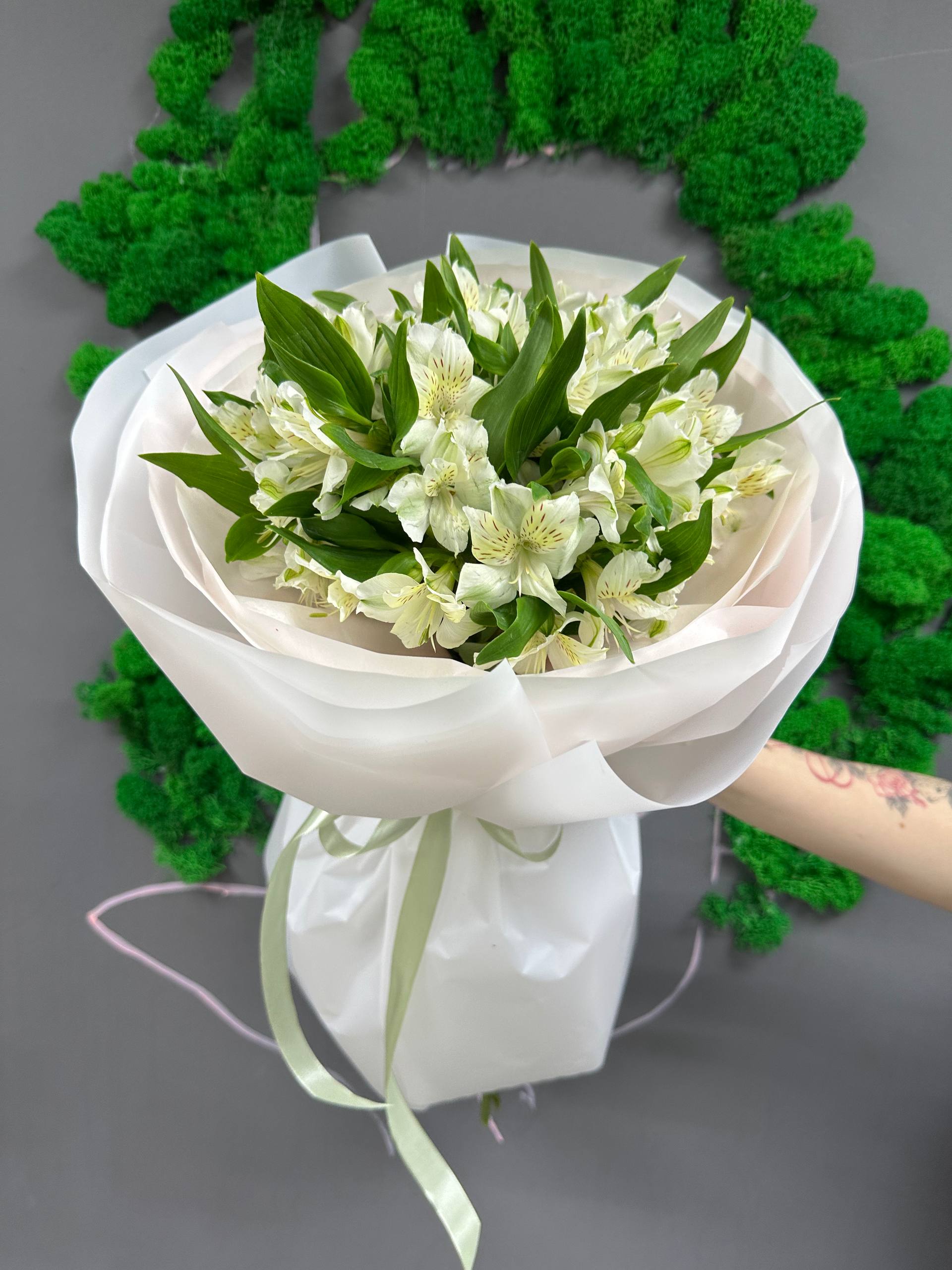 9 белой альстры