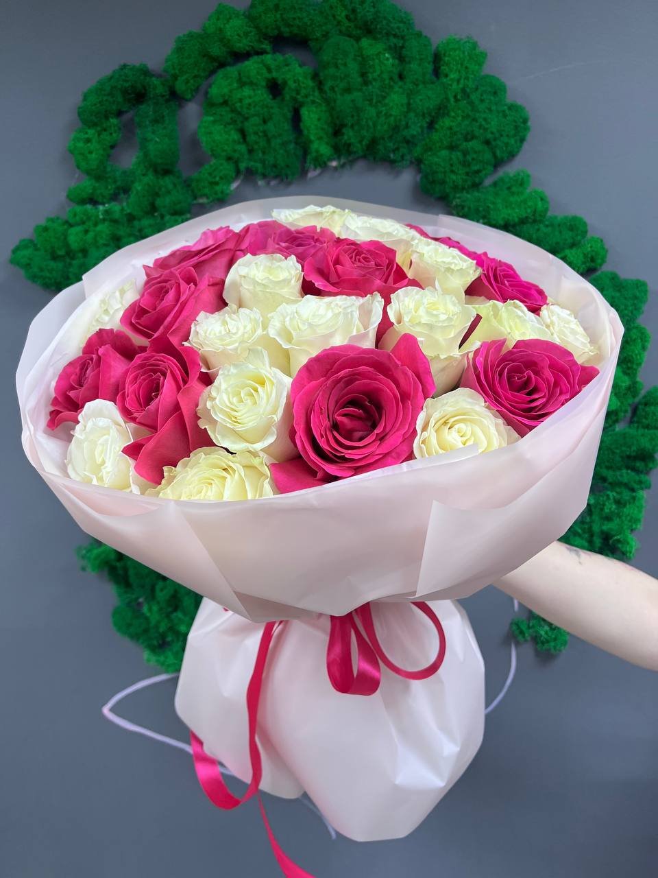 25 белых и розовых роз микс