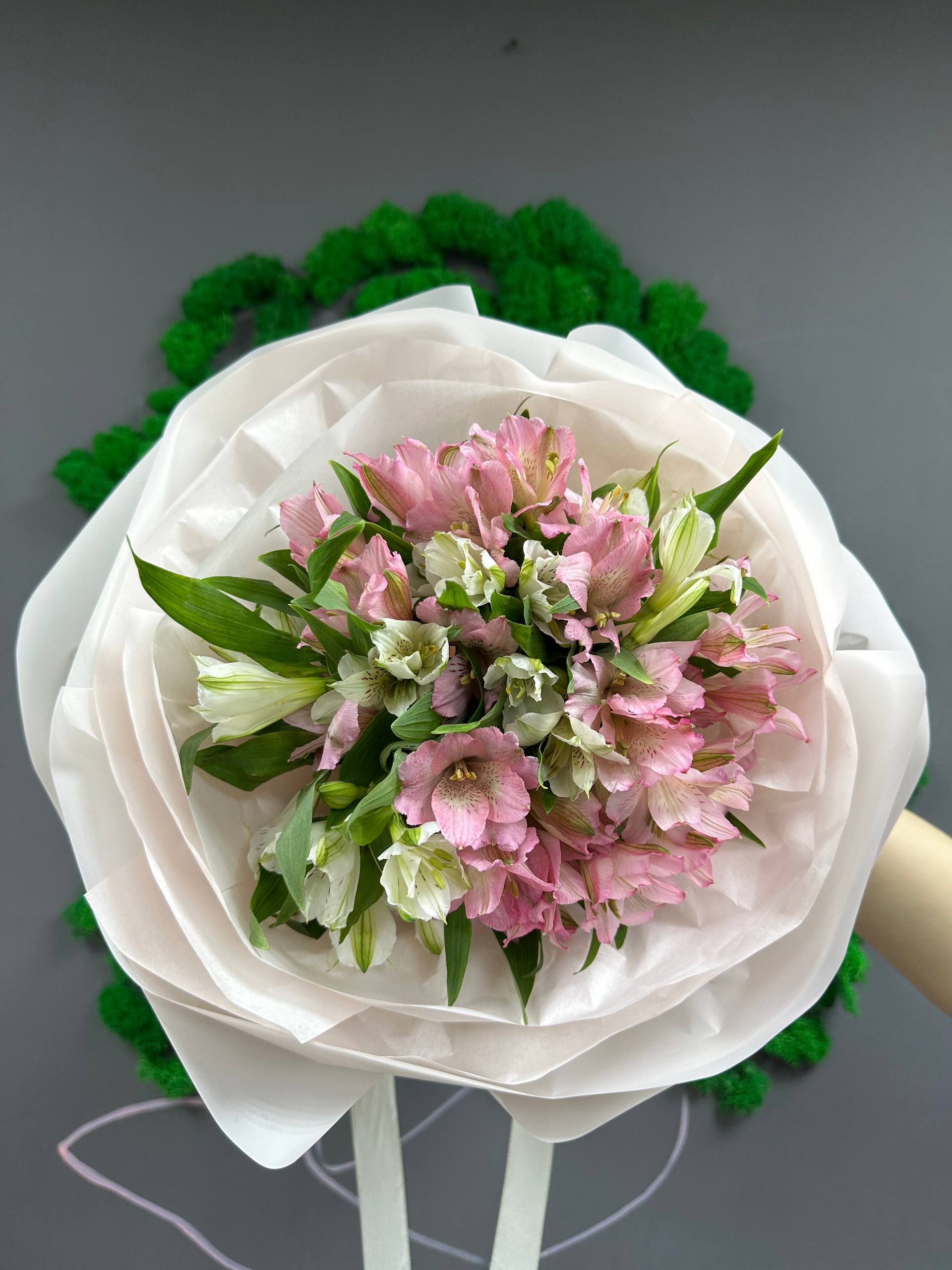 9 микс из белой и розовой альстры