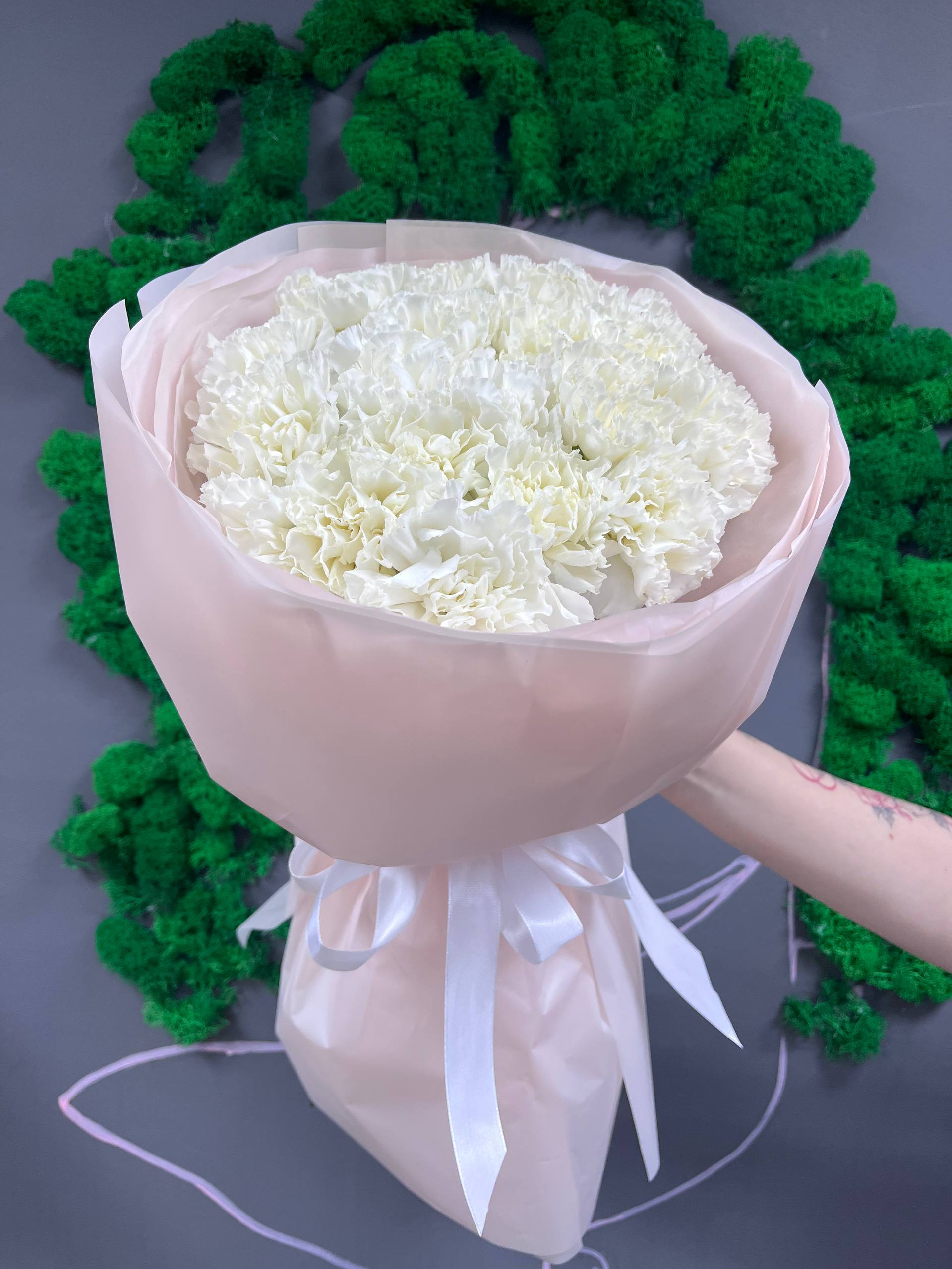 19 белых диантусов