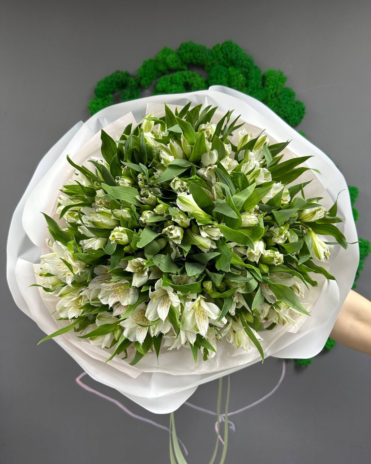 Букет из 25 белой альстромерии