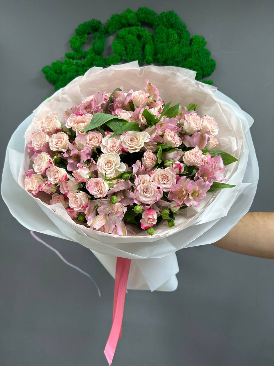 Объёмный букет «Розовые альстромерии и кустовые розы Reflex», размер L