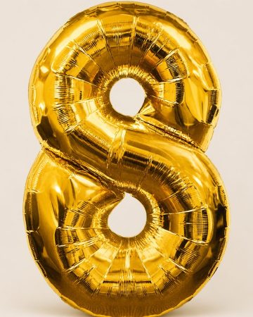 Золотая цифра "8"